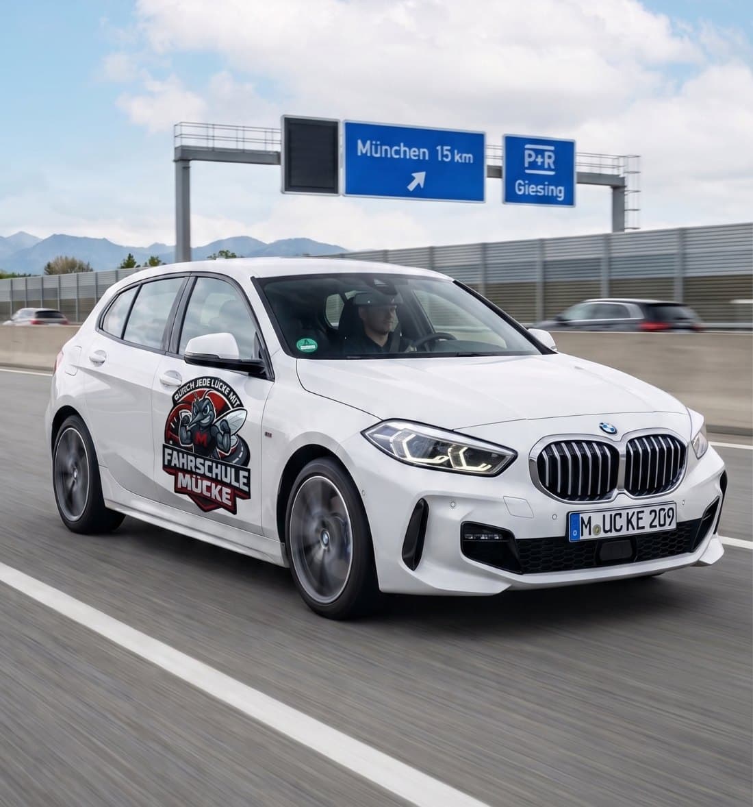 Fahrschulwagen der Fahrschule Mücke auf der Autobahn Richtung München